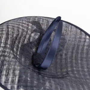 Sinamay Saucer mit Garnitur