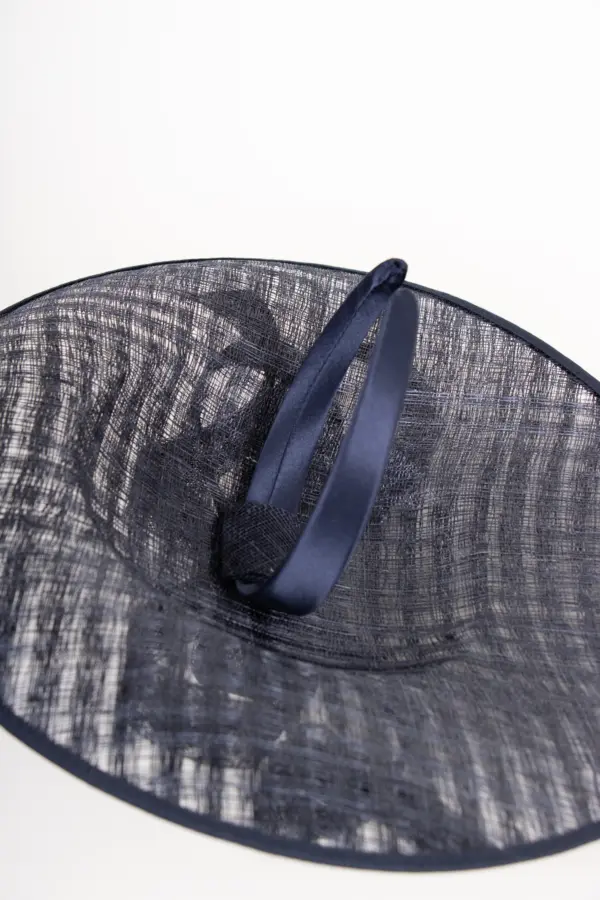 Sinamay Saucer mit Garnitur