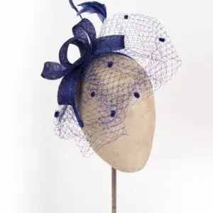 Fascinator mit Schleier und Federn