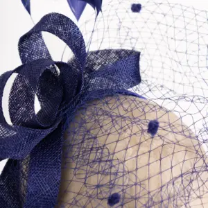 Fascinator mit Schleier und Federn