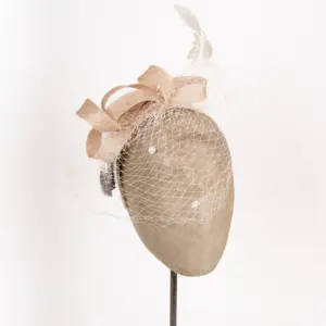 Fascinator mit Schleier und Federn