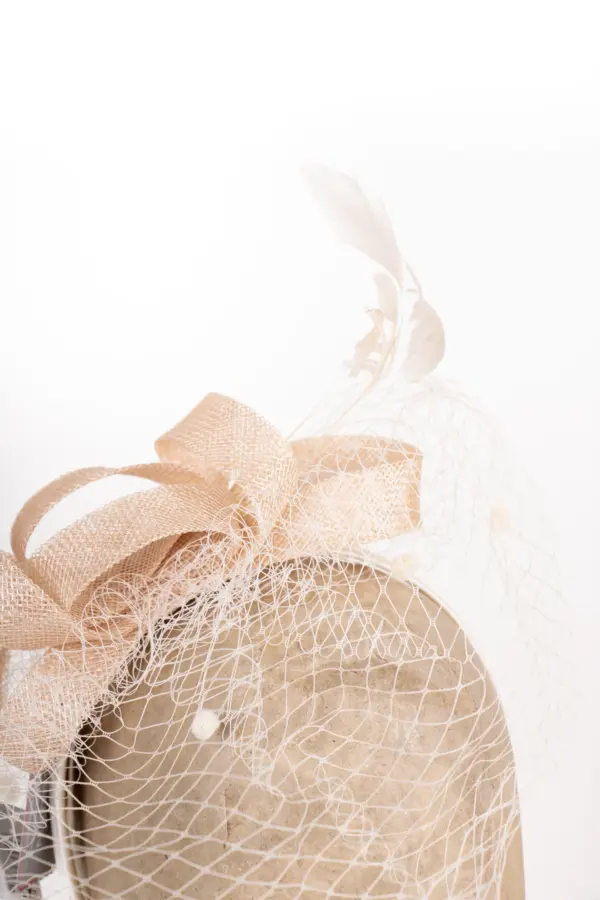 Fascinator mit Schleier und Federn