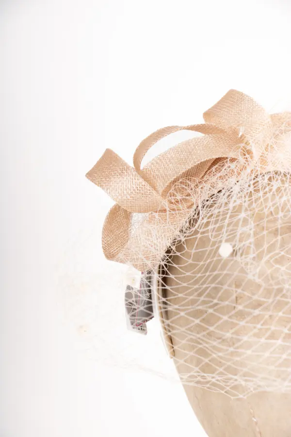 Fascinator mit Schleier und Federn