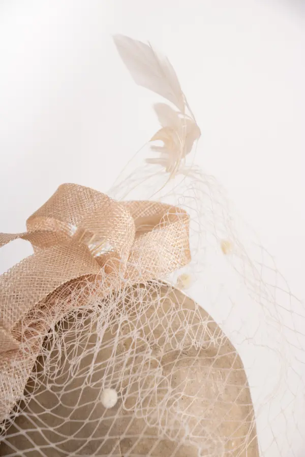 Fascinator mit Schleier und Federn