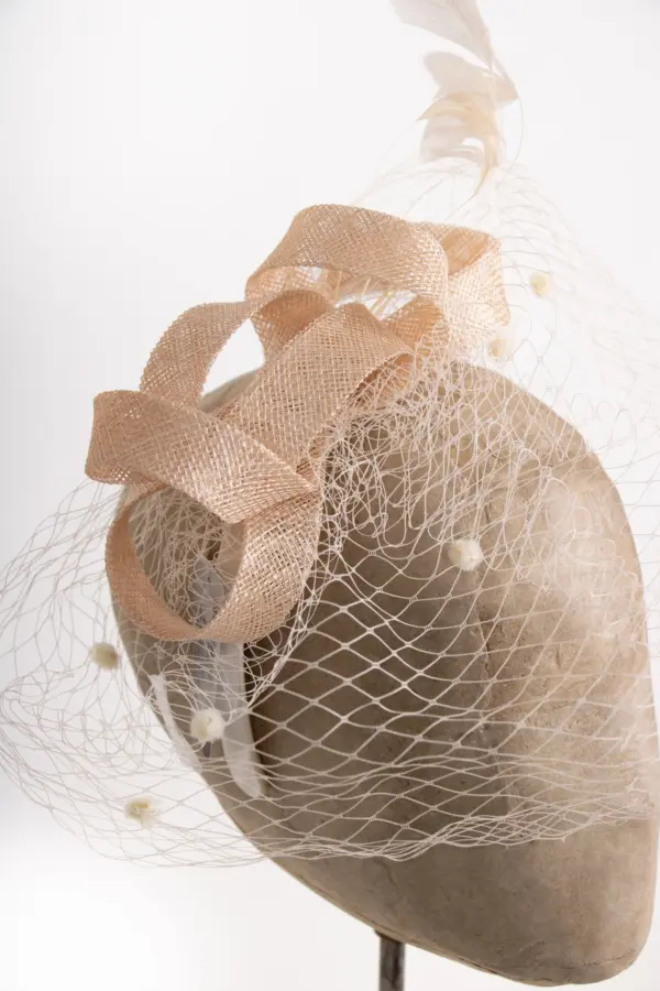 Fascinator mit Schleier und Federn