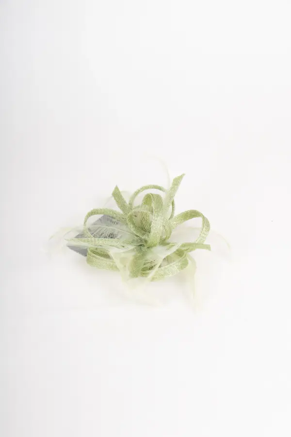 McBurn Clip Fascinator mit Federn Salbei