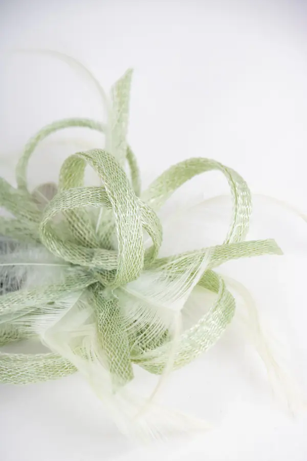 McBurn Clip Fascinator mit Federn Salbei