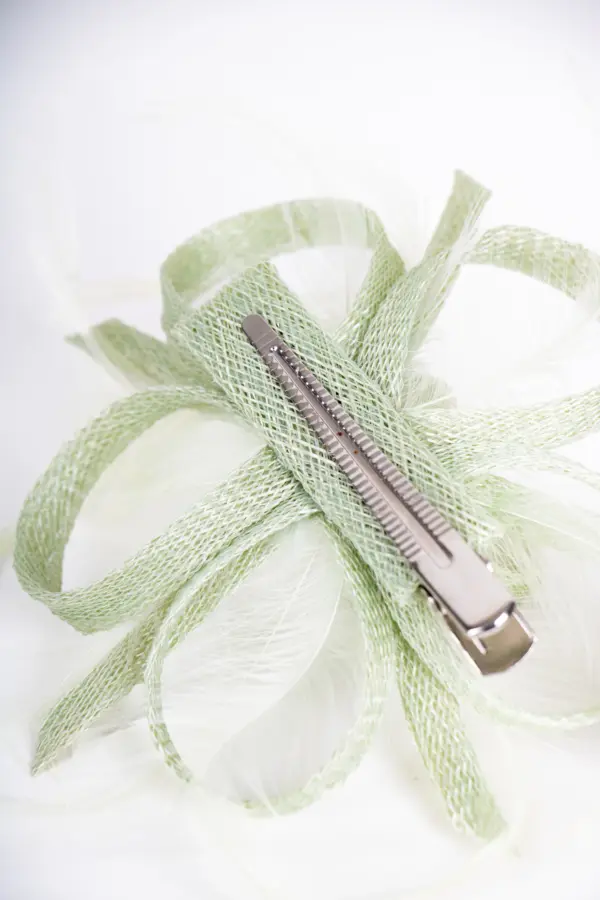 McBurn Clip Fascinator mit Federn Salbei