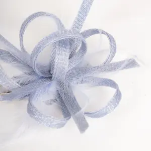 McBurn Clip Fascinator mit Federn Hellblau