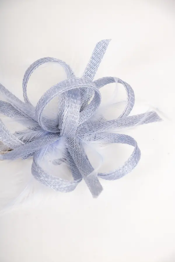 McBurn Clip Fascinator mit Federn Hellblau