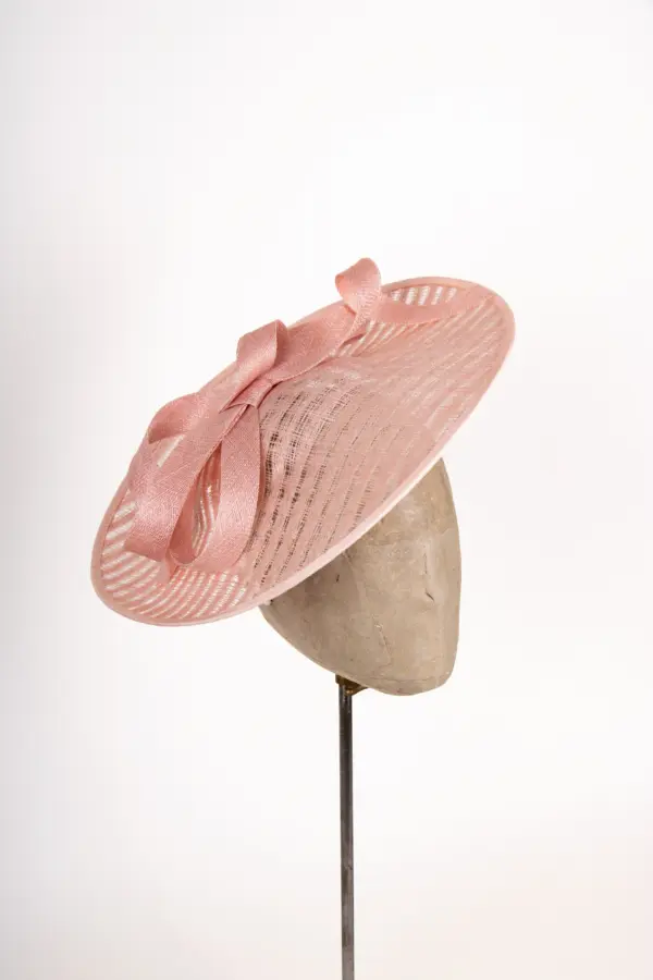 Sinamay Saucer mit Garnitur