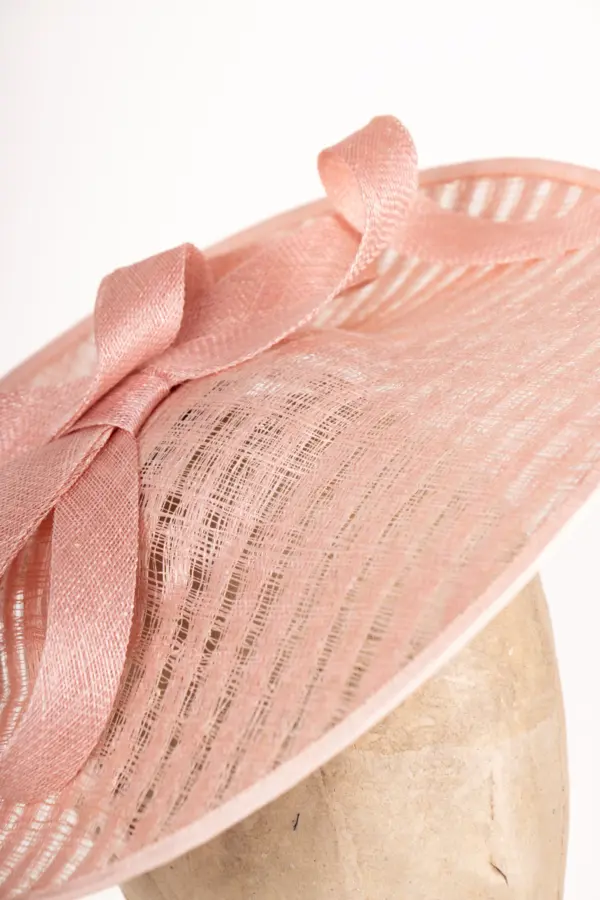 Sinamay Saucer mit Garnitur