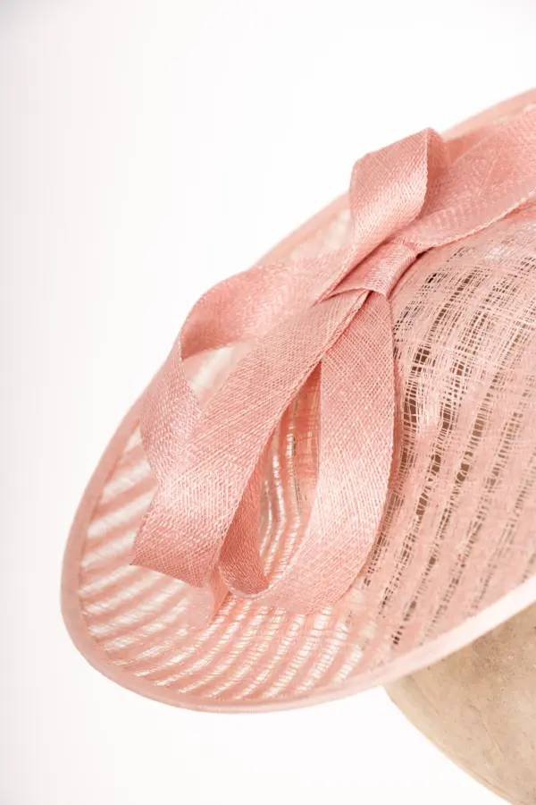 Sinamay Saucer mit Garnitur