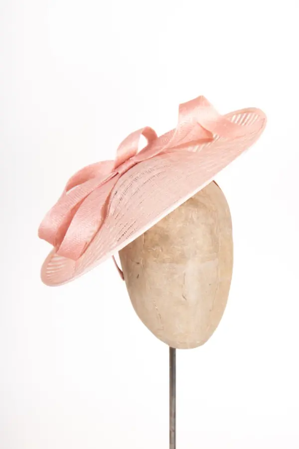 Sinamay Saucer mit Garnitur