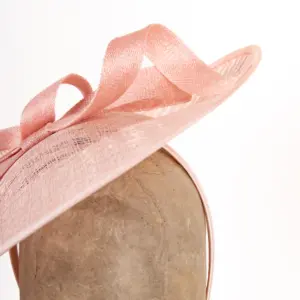 Sinamay Saucer mit Garnitur