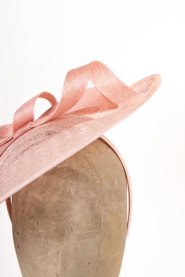 Sinamay Saucer mit Garnitur