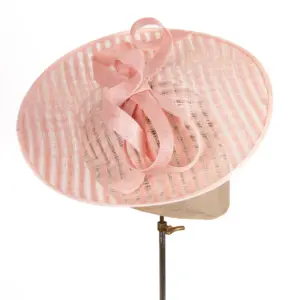 Sinamay Saucer mit Garnitur