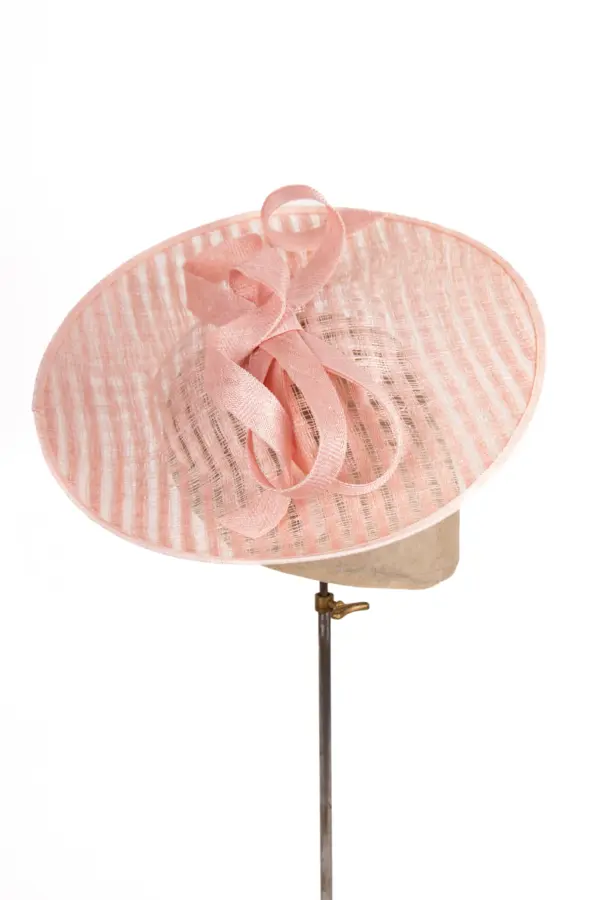 Sinamay Saucer mit Garnitur