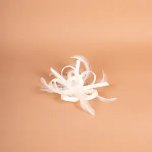McBurn Clip Fascinator mit Federn Wollweiß