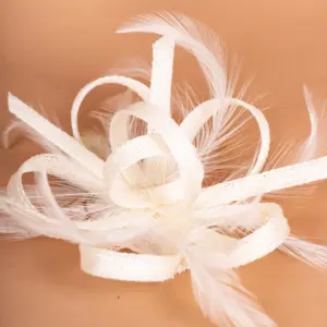 McBurn Clip Fascinator mit Federn Wollweiß