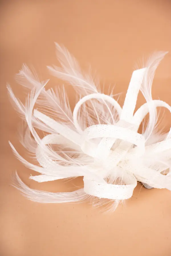 McBurn Clip Fascinator mit Federn Weiß