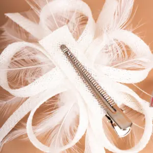 McBurn Clip Fascinator mit Federn Weiß