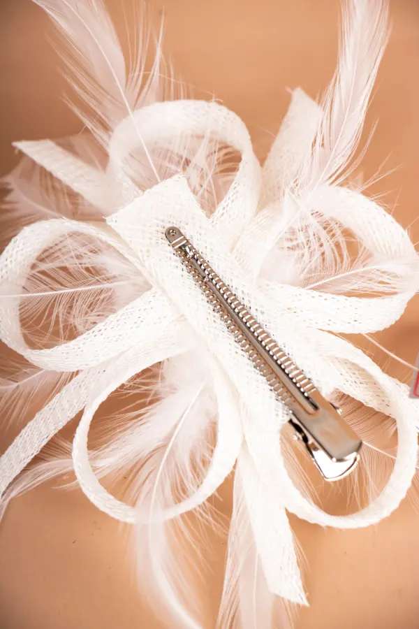 McBurn Clip Fascinator mit Federn Weiß