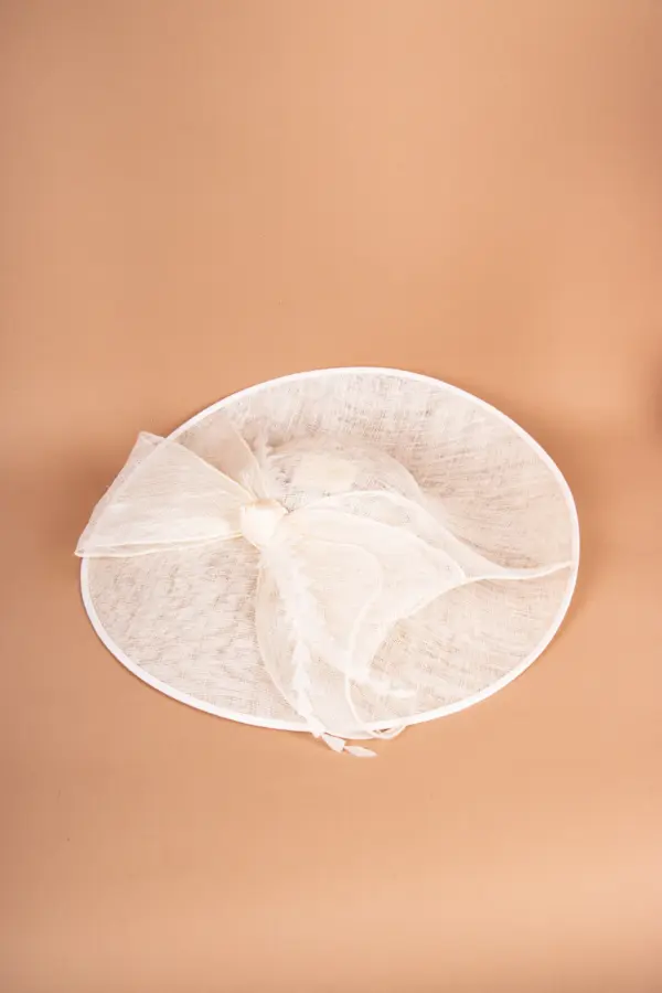 McBurn Sinamay Saucer Chiara mit Federn