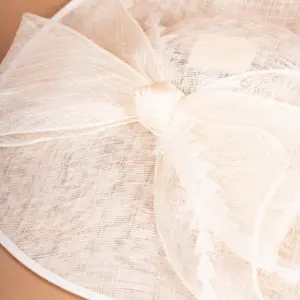 McBurn Sinamay Saucer Chiara mit Federn