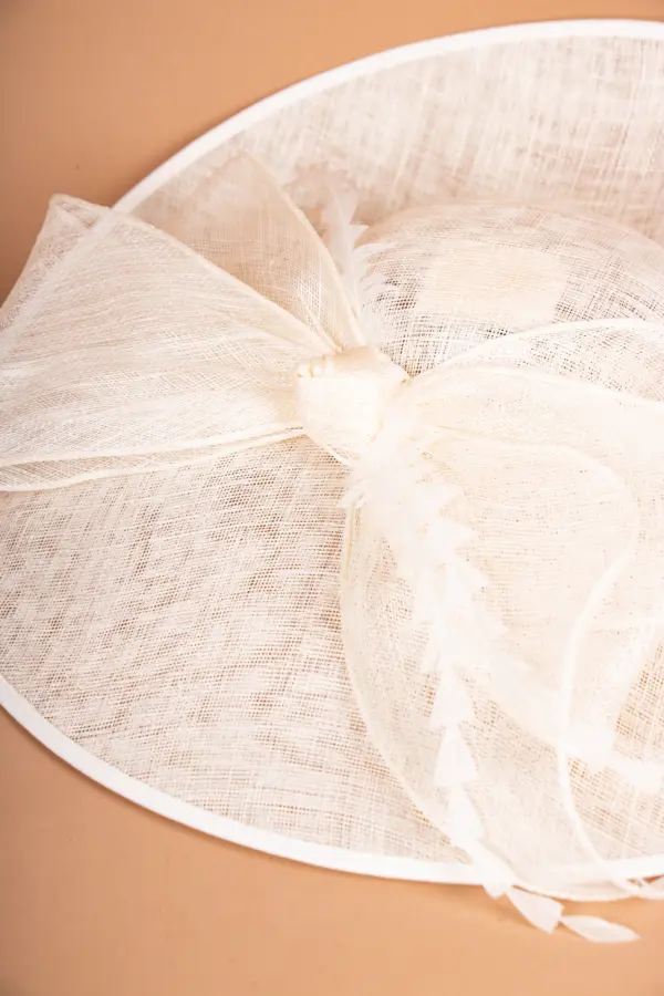 McBurn Sinamay Saucer Chiara mit Federn