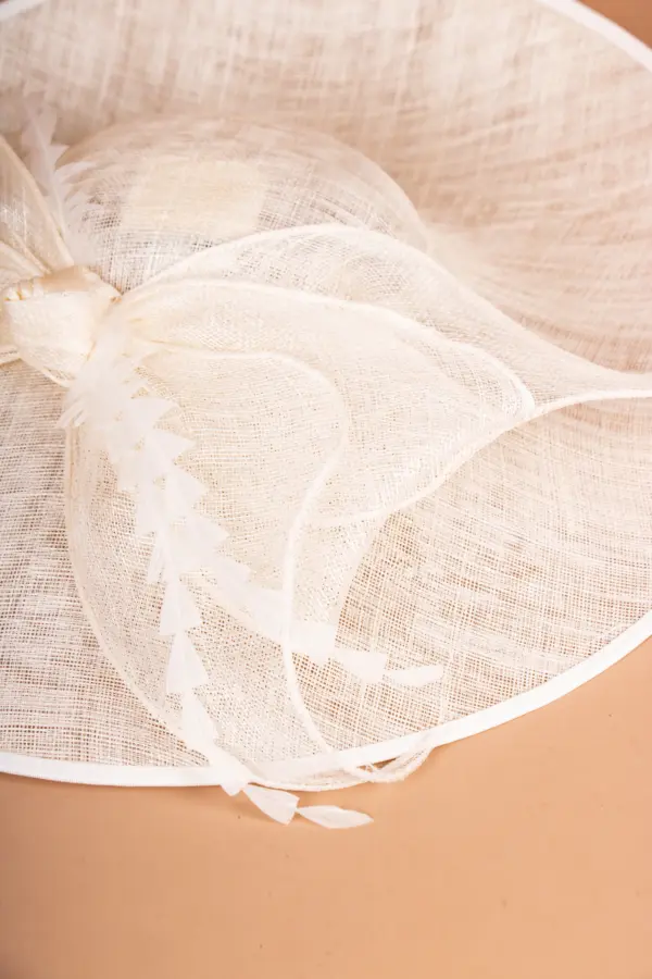 McBurn Sinamay Saucer Chiara mit Federn