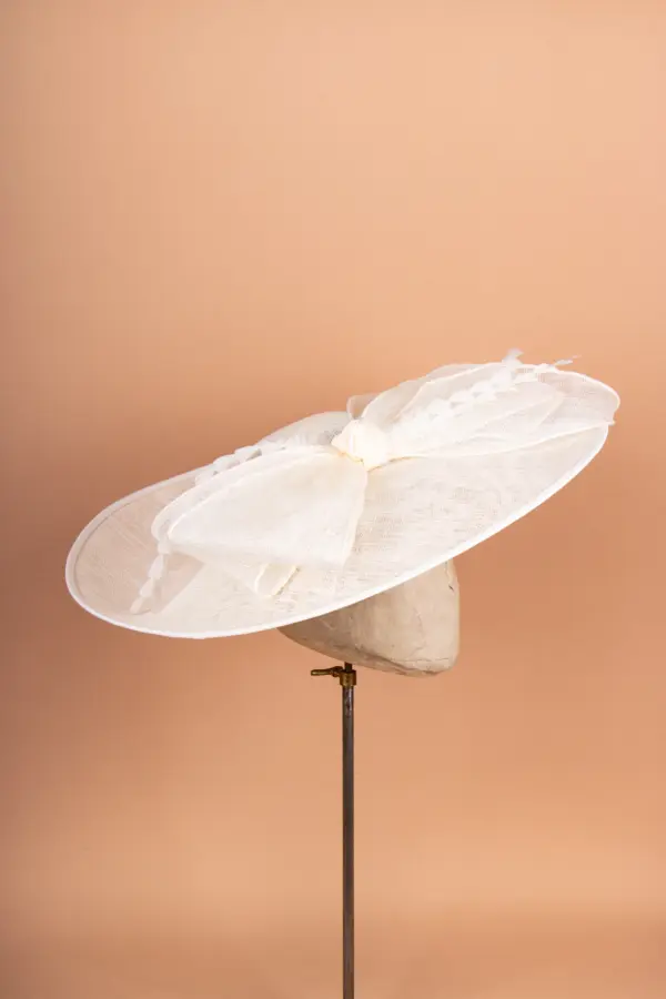 McBurn Sinamay Saucer Chiara mit Federn