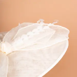 McBurn Sinamay Saucer Chiara mit Federn