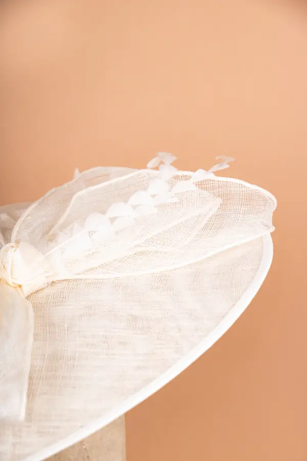 McBurn Sinamay Saucer Chiara mit Federn