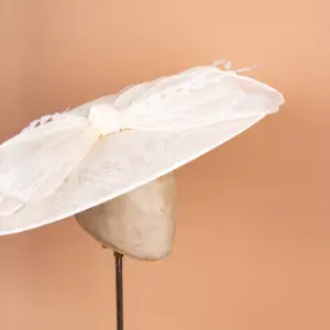 McBurn Sinamay Saucer Chiara mit Federn