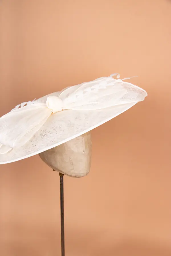 McBurn Sinamay Saucer Chiara mit Federn