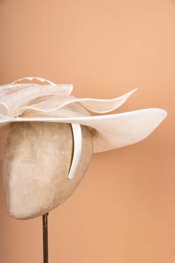 McBurn Sinamay Saucer Chiara mit Federn