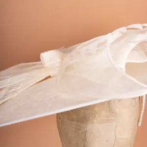 McBurn Sinamay Saucer Chiara mit Federn