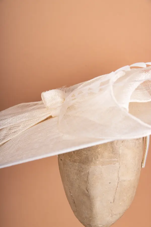 McBurn Sinamay Saucer Chiara mit Federn