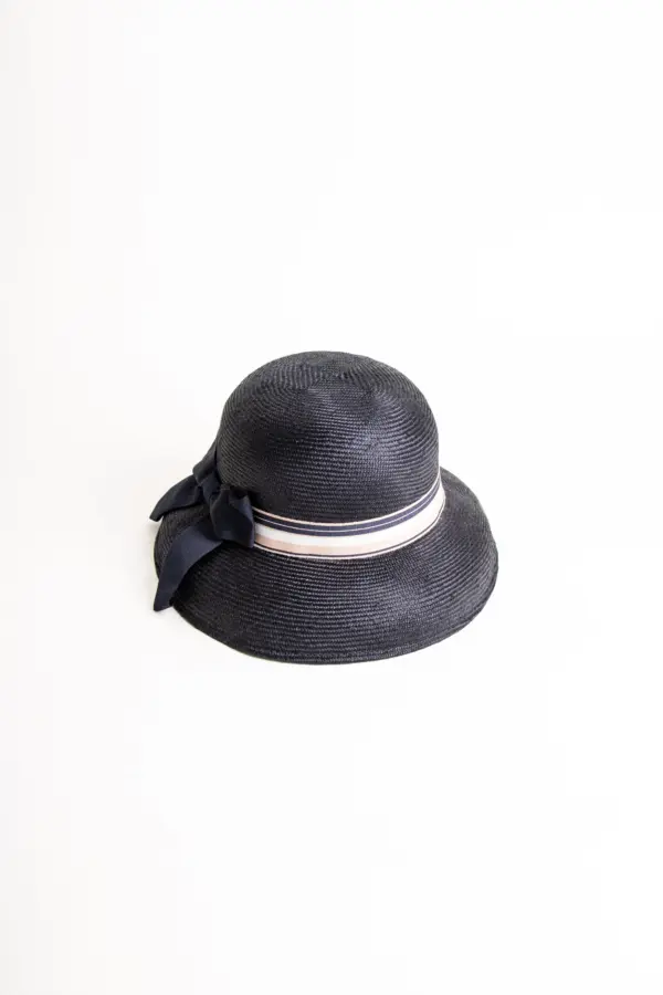 Cloche Damenhut aus Parasisol-Stroh Cloche Damenhut aus Parasisol-Stroh