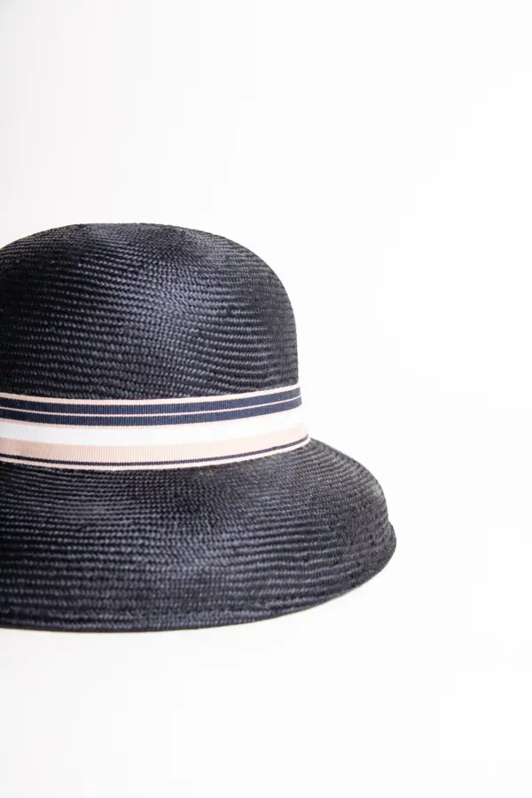 Cloche Damenhut aus Parasisol-Stroh Cloche Damenhut aus Parasisol-Stroh