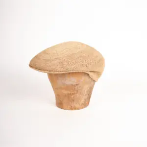 Bedacht Cap aus Stroh