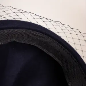 McBurn Baske aus Wollfilz mit Schleier