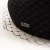 McBurn Baske aus Wollfilz mit Schleier McBurn Baske aus Wollfilz mit Schleier